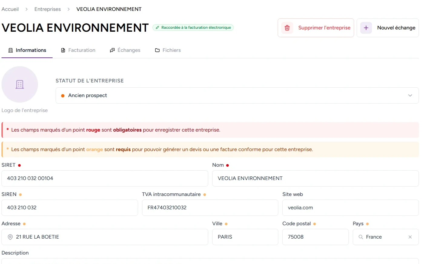 La fiche d'une entreprise dans PYR CRM, avec son statut, ses onglets et ses champs signalés en rouge et en orange.